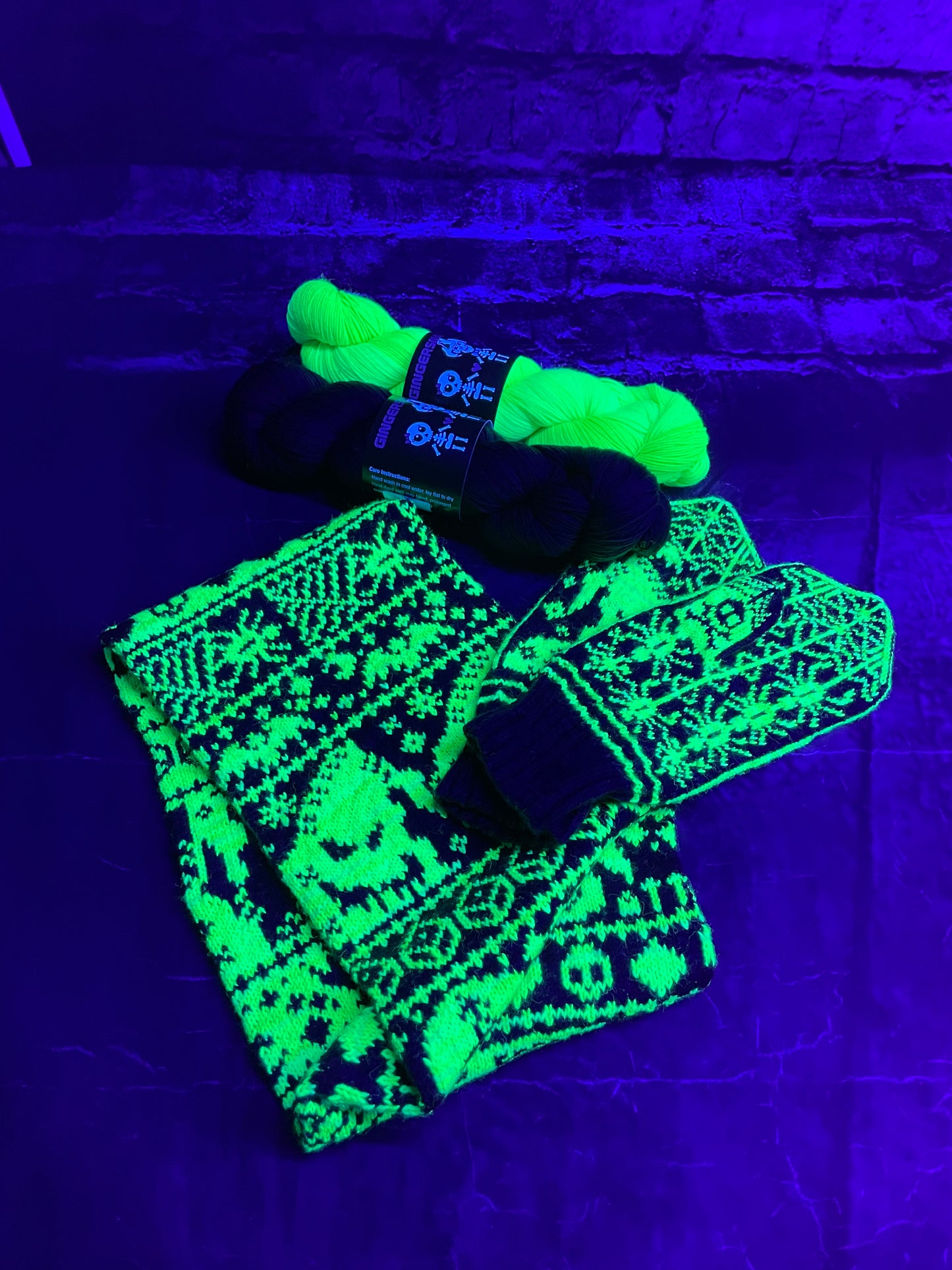 BOGEYMAN MITTEN AND COWL SET BLACK LIGHT REACTIVE....DOES NOT INCLUDE PATTERN ...PLEASE READ ALL THE INFO IN THE LISTING