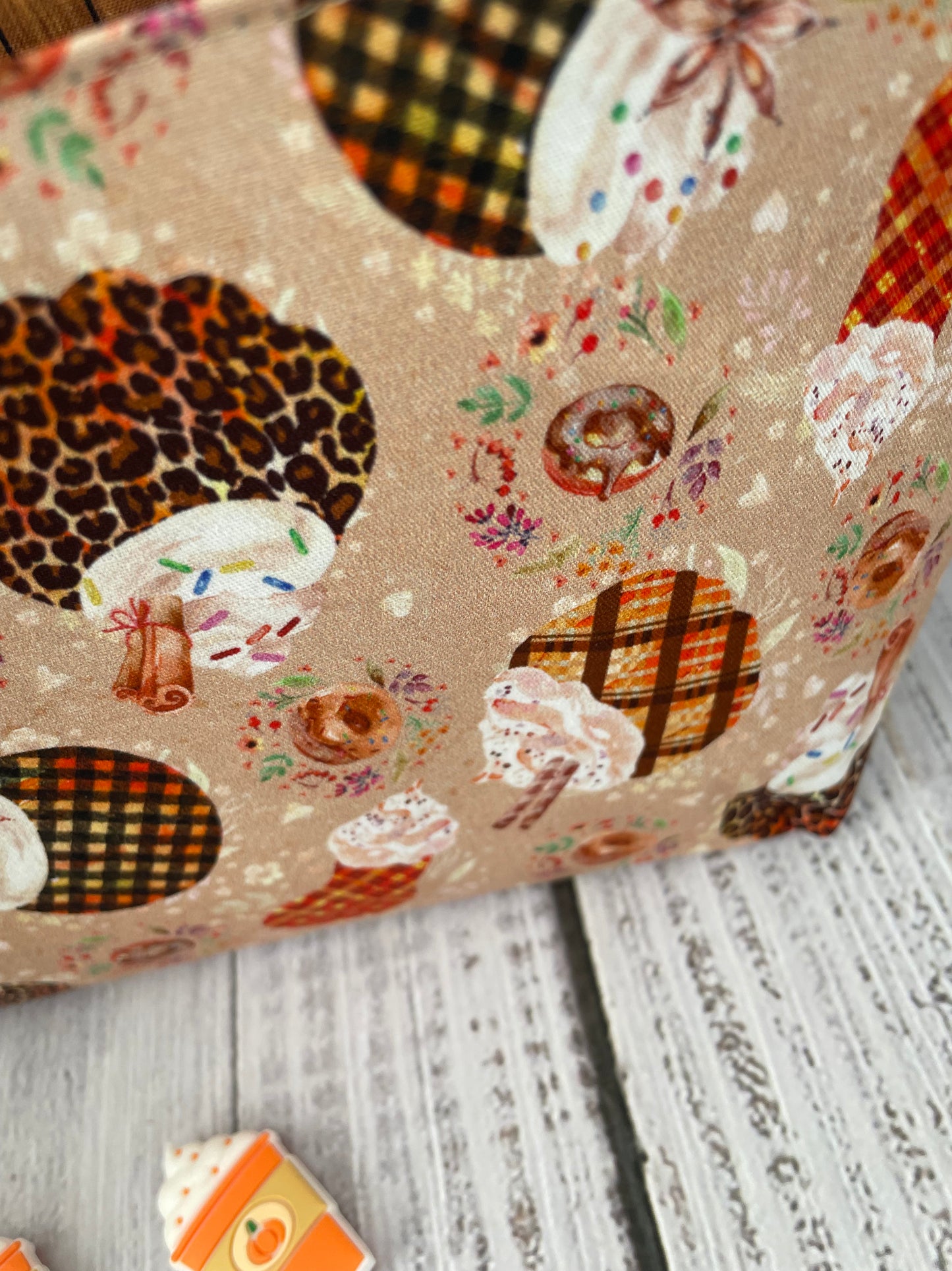PUMPKIN SPICE ....CAKE CADDY.....1 SET OF THEMED STITCH STOPPERS