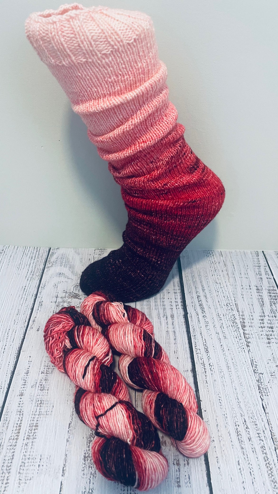 CHEERY COLA .... HEATHERED GRADIENT FULL SKEINS (FINGERING WEIGHT)
