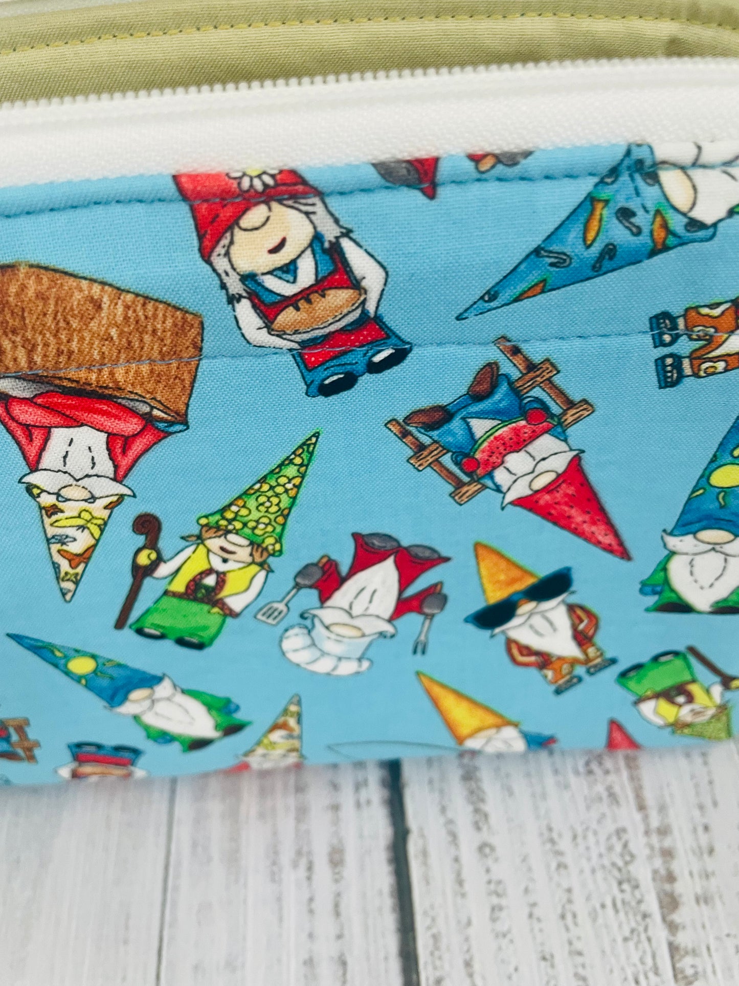 SUMMER GNOMES    Small wire frame bag