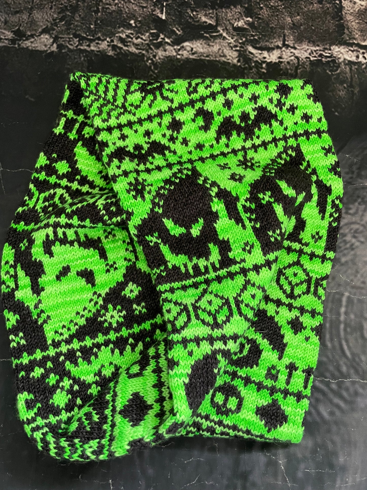 BOGEYMAN MITTEN AND COWL SET BLACK LIGHT REACTIVE....DOES NOT INCLUDE PATTERN ...PLEASE READ ALL THE INFO IN THE LISTING