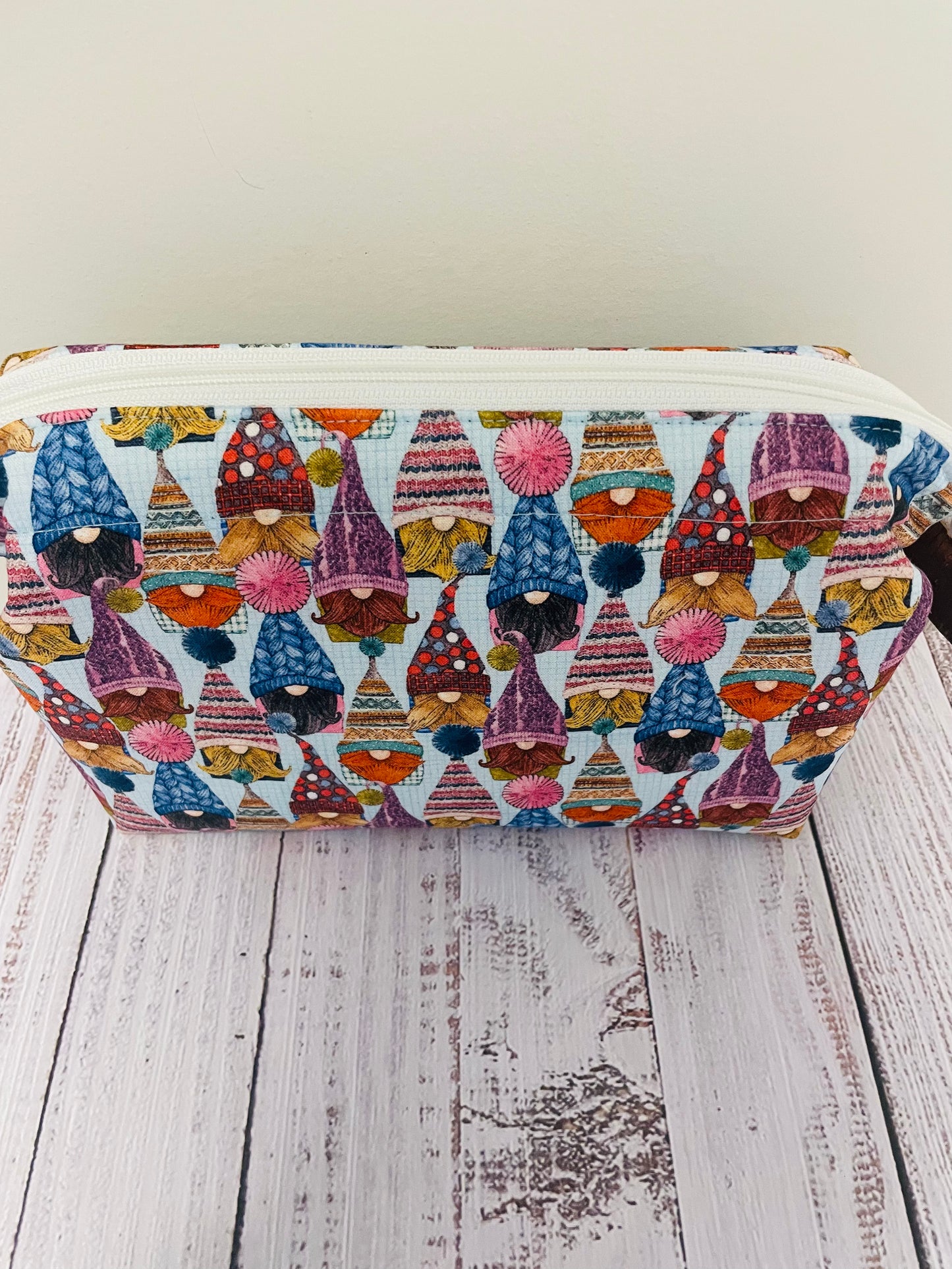 COZY GNOMES   Small wire frame bag