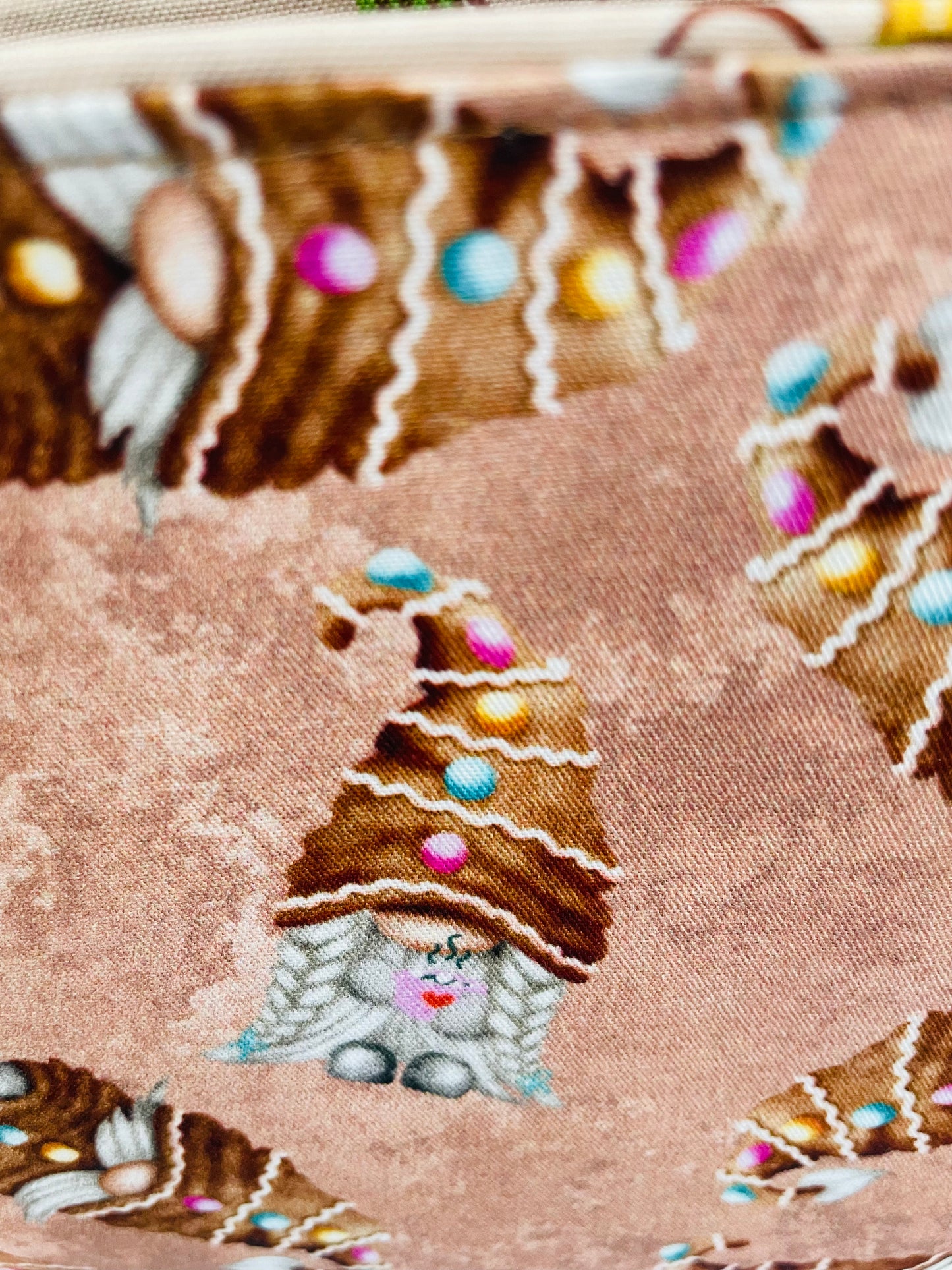 GINGERBREAD GNOMES   ....CAKE CADDY