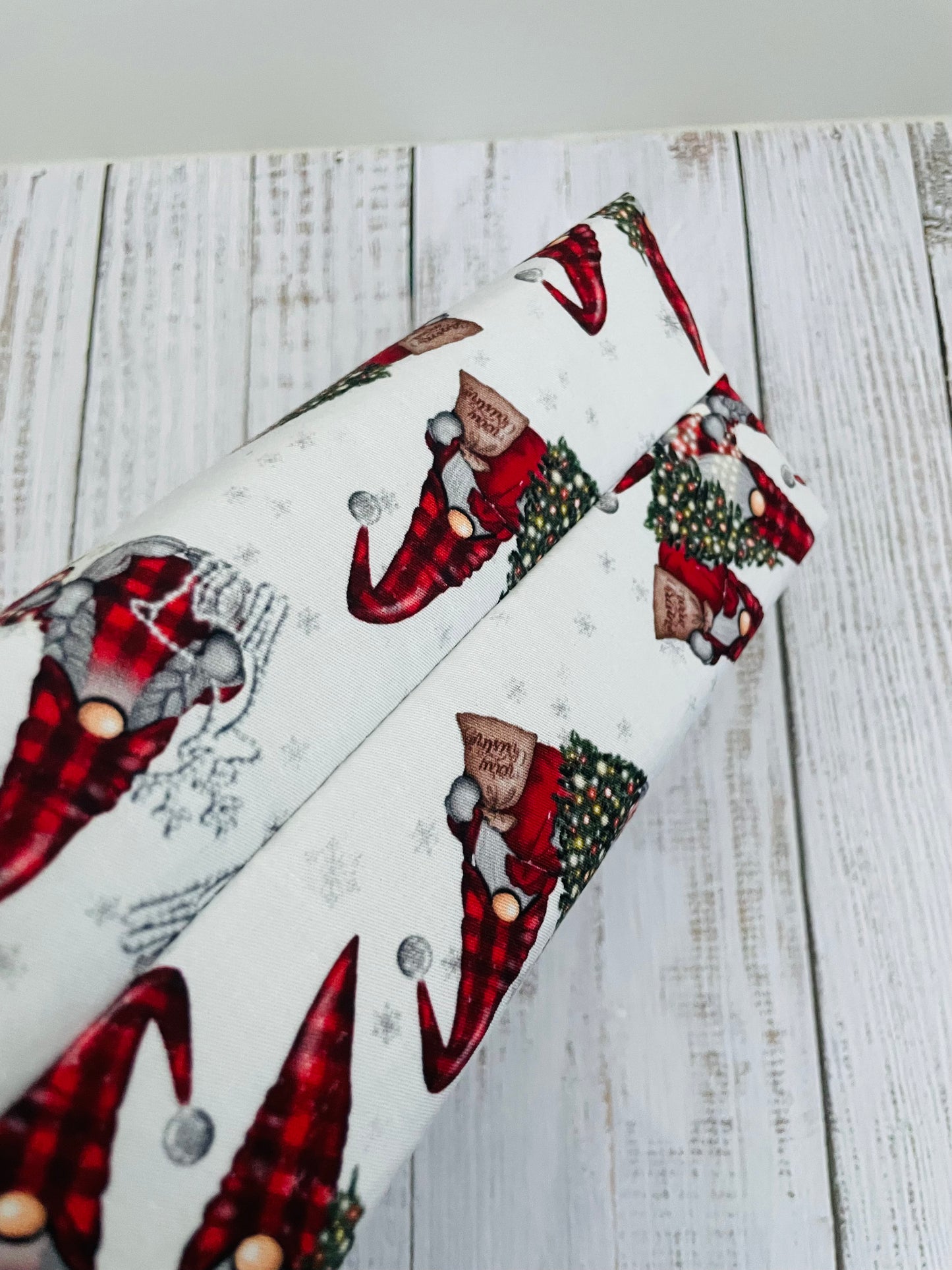 BUFFALO  PLAID GNOMES     ....CAKE CADDY......CUSTOM PRINT