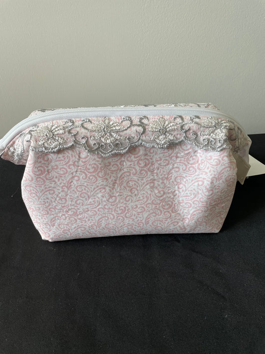 ANTIQUE LACE WITH LACE TRIM   Small wire frame bag