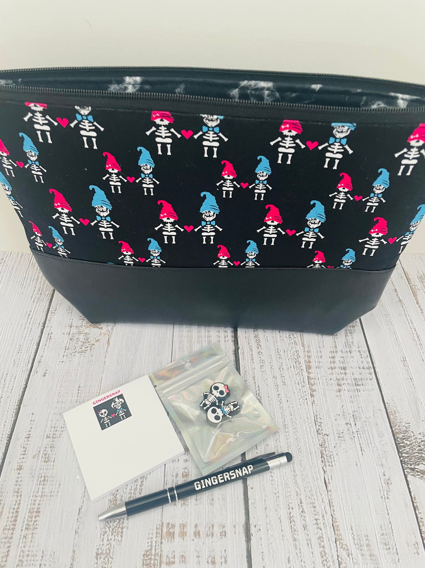 GINGERGNOME  LIFESTYLE PLUS BAG ...BLACK FAUX LEATHER BOTTOM , INCLUDES GS STICKY NOTES , PEN AND STITCH STOPPERS