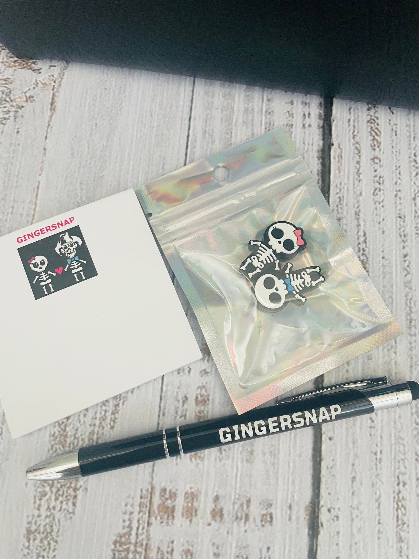 GINGERGNOME  LIFESTYLE PLUS BAG ...BLACK FAUX LEATHER BOTTOM , INCLUDES GS STICKY NOTES , PEN AND STITCH STOPPERS
